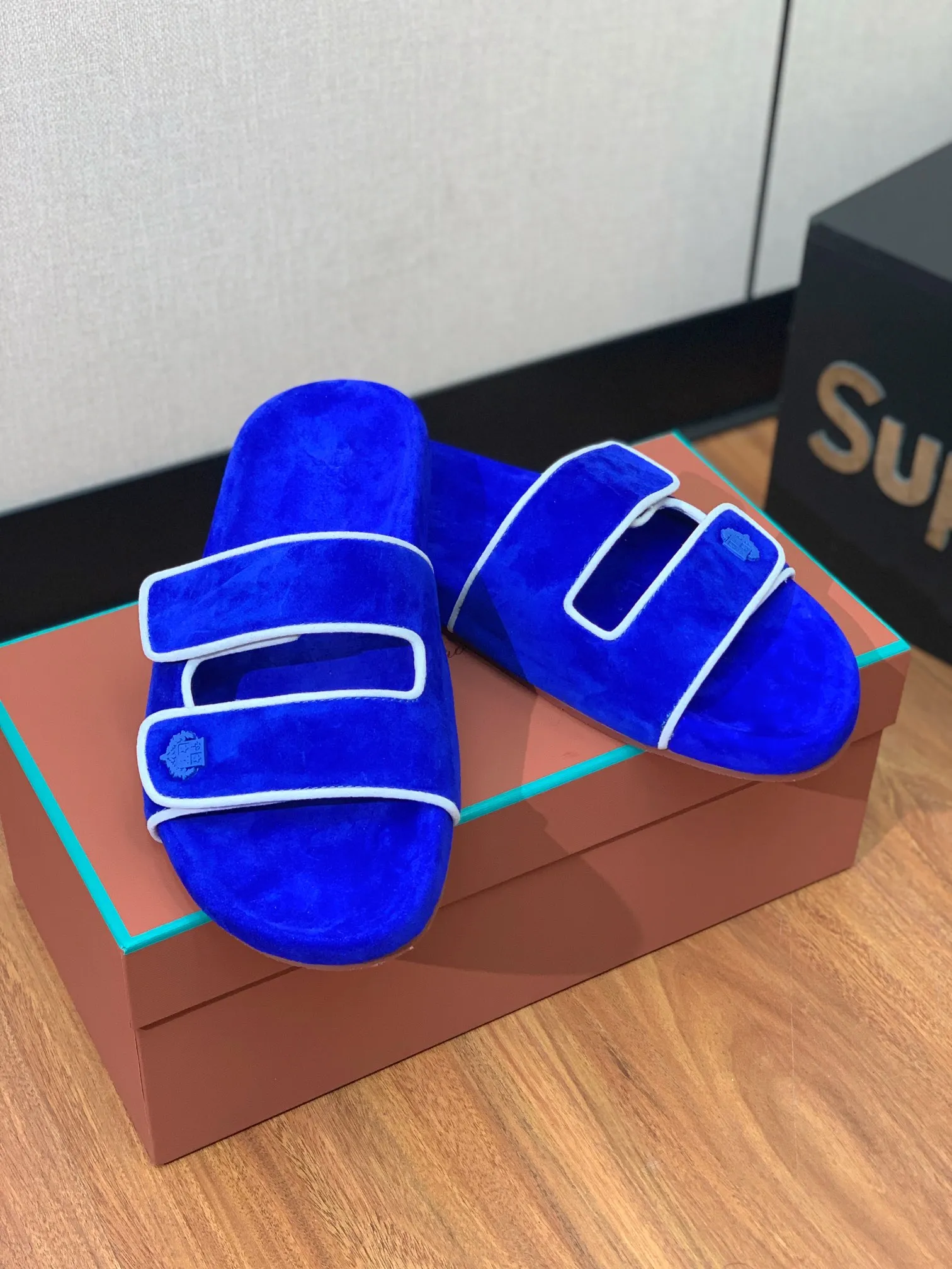 【LP】P:600💰 Size: 39-46 (45.46 can be customized) 【Loro Piana】LP men's slippers. Italian top cashmere is retro, elegant, low-key and luxurious. Both fashionable and practical, the leather is still of the highest quality in the entire network. The upper is silky and smooth. Wear-resistant and highly elastic beef tendon bottom. .
